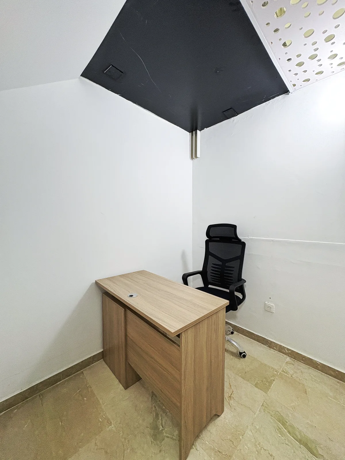 Bureau privatif équipé d’un plan de travail et d’un fauteuil ergonomique
