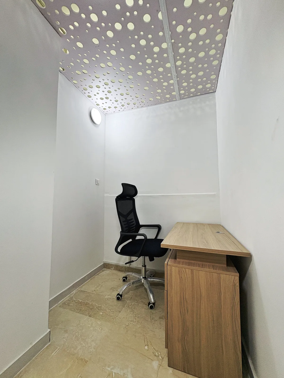Bureau privatif avec caisson de rangement, fauteuil ergonomique et plafond décoratif