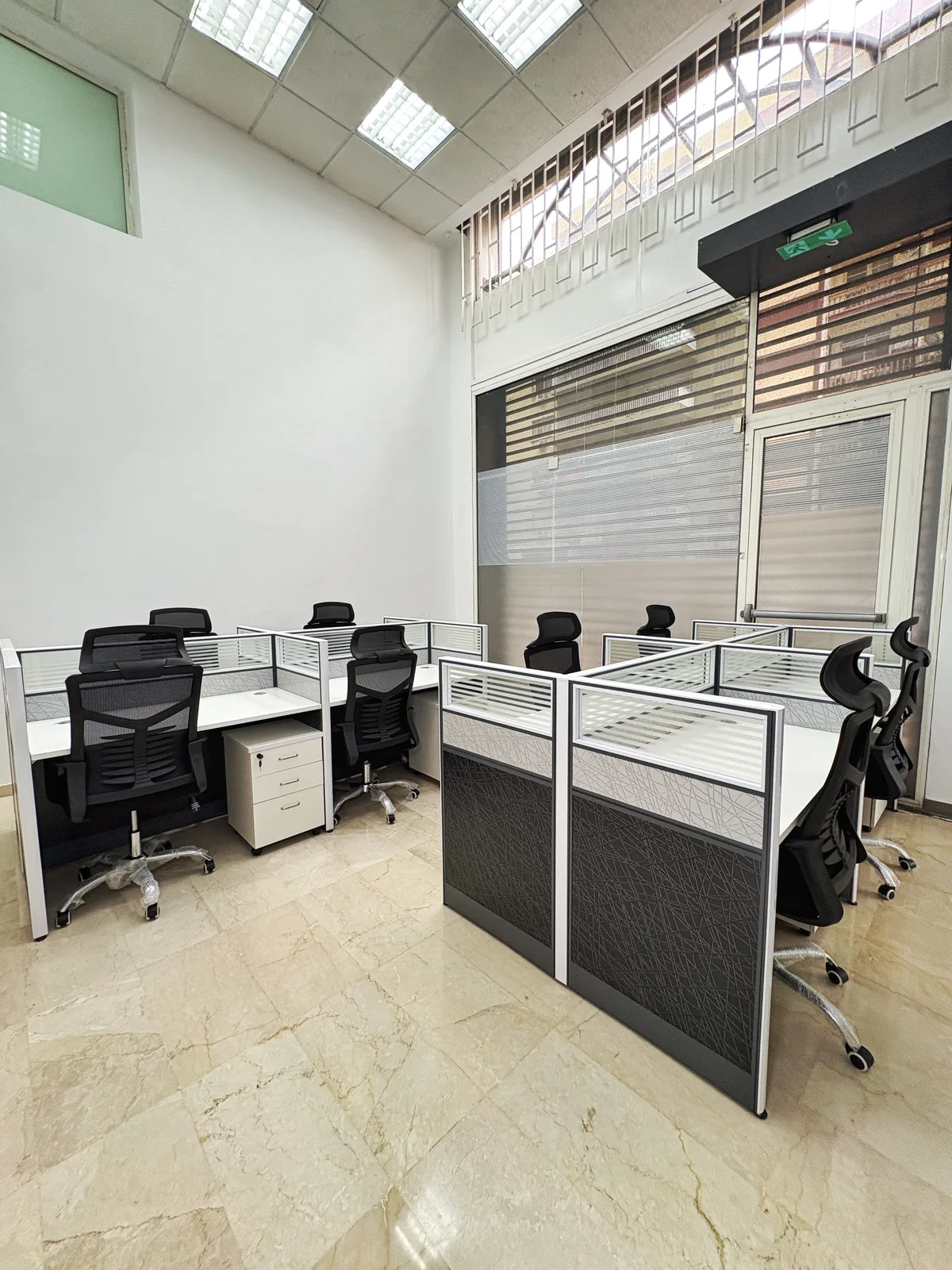 Vue d’ensemble de l’espace de travail partagé du cabinet, à Abidjan Plateau