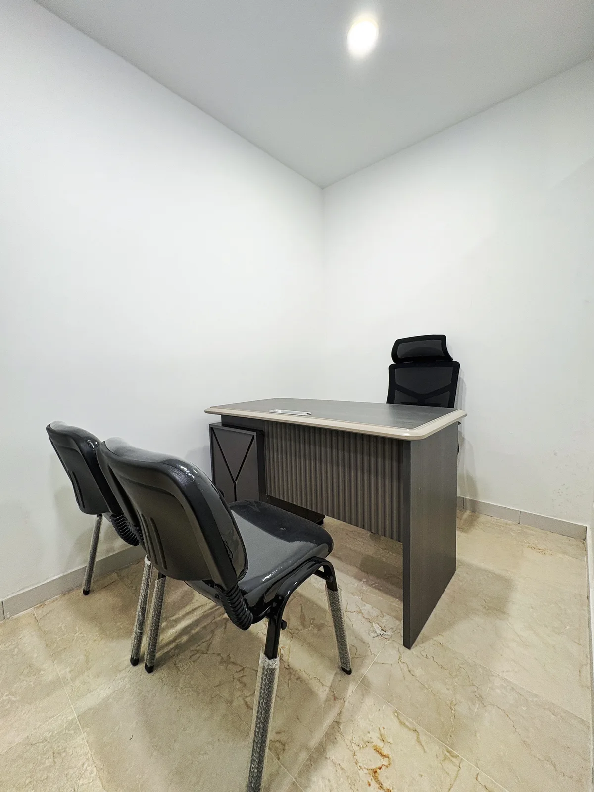 Bureau privatif aménagé pour recevoir, avec deux chaises visiteurs